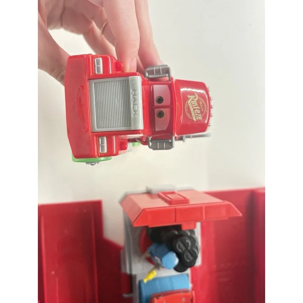 Disney Cars Glow Racer Transforming Mack Playset With Metal Lighting McQueen Car